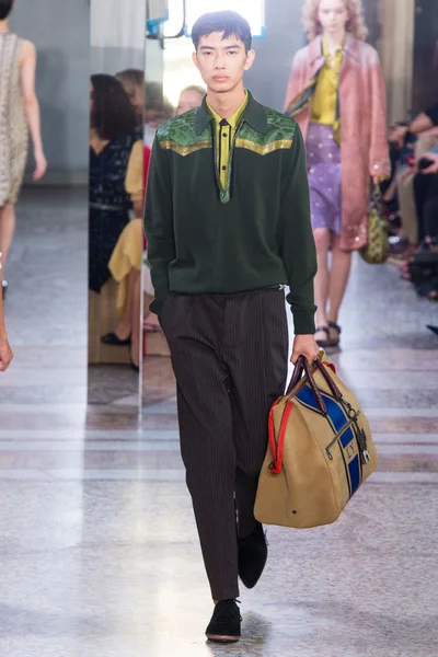 Look 16